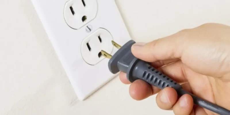 CANZY CZ SG002 Và 7 Sai Lầm Phổ Biến Khi Dùng Bếp Từ Mà Bạn Không Nên Bỏ Qua 8 Cắm điện thường xuyên